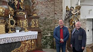 Pater Martin (links), Pfarrer von St. Jakob, und Bürgermeister Werner Schäfer vor den freigelegten Wänden.