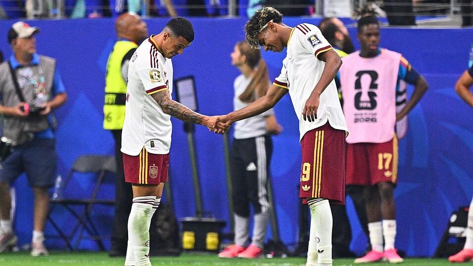 Lamine Yamal (rechts) ist der größte Star Spaniens - abhängig von ihm ist das Team nicht. Lamine Yamal (rechts) ist der größte Star Spaniens - abhängig von ihm ist das Team nicht.