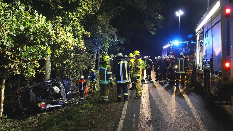 Eine 18-jährige Fahranfängerin wurde in diesem Wrack eingeklemmt. Der Unfall ereignete sich auf der Kreisstraße R6 zwischen Wenzenbach und Bernhardswald.