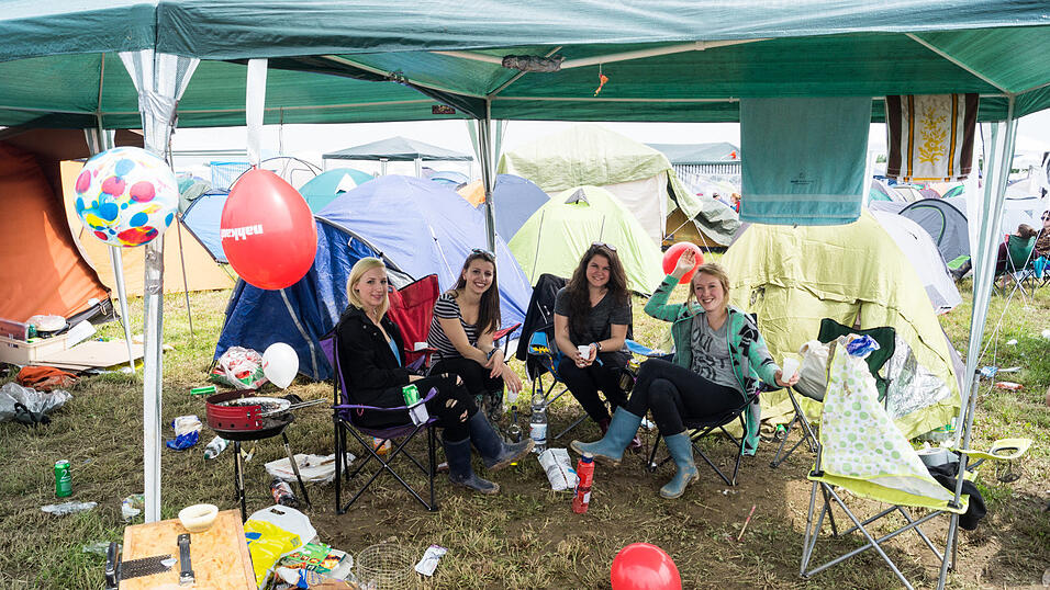 Auf dem Campingplatz lassen es die Pfingst-Open-Air-Besucher richtig krachen, aufgenommen von Regina Hölzel am Freitag. Auf dem Campingplatz lassen es die Pfingst-Open-Air-Besucher richtig krachen, aufgenommen von Regina Hölzel am Freitag.