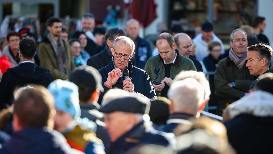 CDU-Chef Merz spricht in Meschede mit Bürgern.