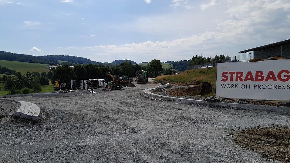 Bei Rattiszell entsteht derzeit ein Kreisverkehr. Ende Juli soll er fertig sein. Die Kreuzung war im Beobachtungszeitraum 2021 bis 2023 als Unfallh&auml;ufungsstelle aufgefallen.