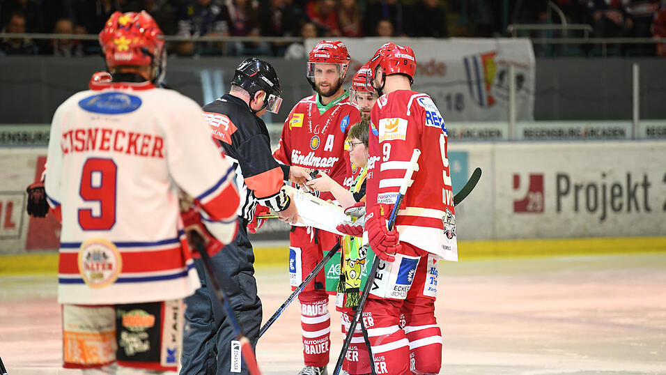 Der Deggendorfer SC hat das ostbayerische Derby bei den Eisbären Regensburg gewonnen. Der Deggendorfer SC hat das ostbayerische Derby bei den Eisbären Regensburg gewonnen.
