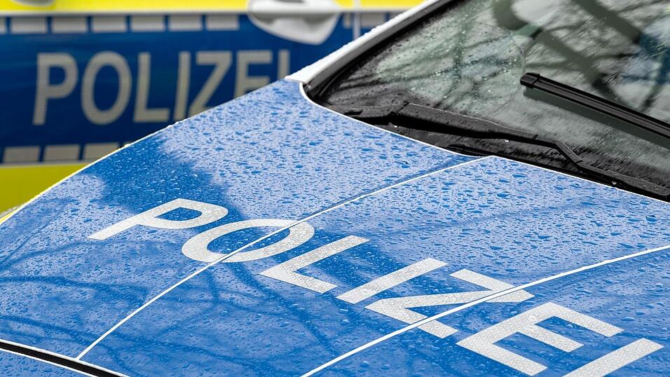 Zunächst versucht der 50-Jährige noch zu fliehen, doch die Polizei schnappt ihn und stellt eine ganze Reihe von Straftaten fest. Zunächst versucht der 50-Jährige noch zu fliehen, doch die Polizei schnappt ihn und stellt eine ganze Reihe von Straftaten fest.