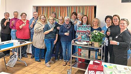 Andrea Paulus (Vierte von rechts) feiert das zehnj&auml;hrige Jubil&auml;um und den 50. Kalligraphiekurs.