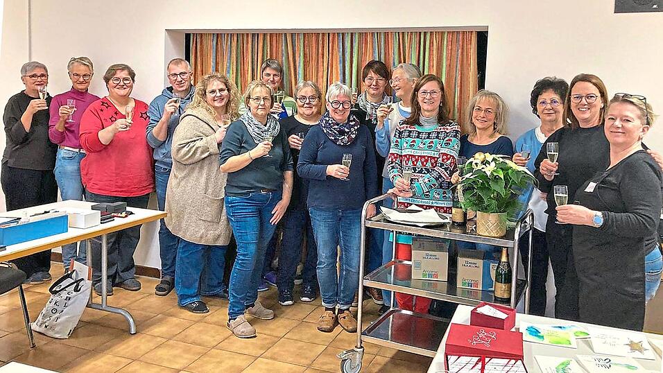 Andrea Paulus (Vierte von rechts) feiert das zehnj&auml;hrige Jubil&auml;um und den 50. Kalligraphiekurs.