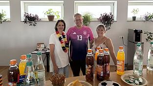 Die Organisatoren Marleen Pohl, Peter Bosl und Petra Stahlmann haben f&uuml;r die Stickertauschb&ouml;rse Getr&auml;nke und Snacks bereitgestellt. Und das alles mit Deutschland-Deko f&uuml;r den richtigen Fu&szlig;ball-Flair.