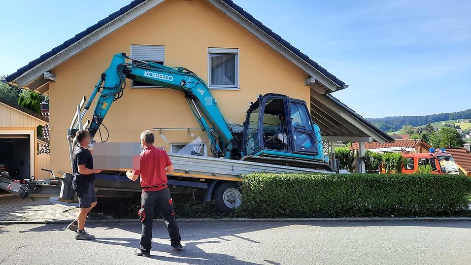 In Passau ist am Montag ein Bagger samt Anhänger in ein Wohnhaus gestürzt. In Passau ist am Montag ein Bagger samt Anhänger in ein Wohnhaus gestürzt.