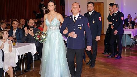 Ballk&ouml;nigin Simone Niklas und Vorsitzender Thomas Hornauer marschierten an der Spitze einer langen Polonaise in den Ballsaal ein.