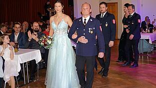 Ballkönigin Simone Niklas und Vorsitzender Thomas Hornauer marschierten an der Spitze einer langen Polonaise in den Ballsaal ein. Ballkönigin Simone Niklas und Vorsitzender Thomas Hornauer marschierten an der Spitze einer langen Polonaise in den Ballsaal ein.