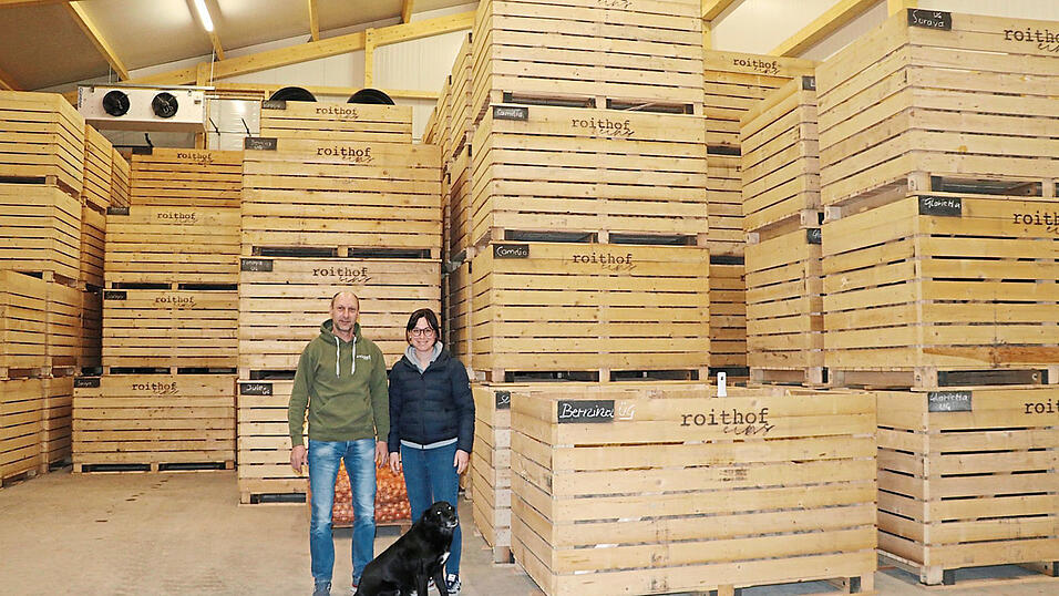 Artur und Kathrin Braun stehen mit Hofhund Blacky im klimatisierten Kartoffellager. Egal ob f&uuml;r Salat, Kn&ouml;del oder in die Pfanne: Wer im Fr&uuml;hjahr Lust hat auf Kartoffeln, kann auf heimische Erzeugnisse zur&uuml;ckgreifen.
