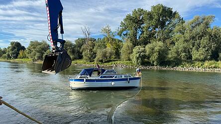 Erst am Montagmorgen konnte das Sportboot von der Donau gezogen werden