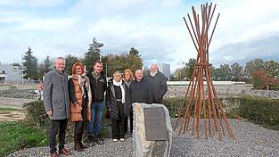 Oberbürgermeister Markus Pannermayr, Werkleiterin Cristina Pop, Philipp Rauschendorfer, Claudia Kronfeldner, Christiane Heppler, Bürgermeister Werner Schäfer und Erich Gruber (v.l.) freuen sich über das Kunstwerk „Bündnis“ am Eingang zum Klärwerk. Oberbürgermeister Markus Pannermayr, Werkleiterin Cristina Pop, Philipp Rauschendorfer, Claudia Kronfeldner, Christiane Heppler, Bürgermeister Werner Schäfer und Erich Gruber (v.l.) freuen sich über das Kunstwerk „Bündnis“ am Eingang zum Klärwerk.