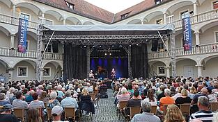 Volle Reihen beim Auftritt von Markus Engelstaedter und Bernd Meyer beim Palazzo-Festival.