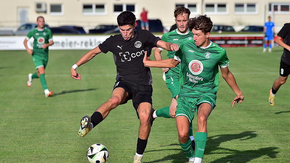 Die SpVgg Plattling setzt auf die Abschlussstärke von Maximilian Brandl (in grün), doch die ist derzeit ausbaufähig. Die SpVgg Plattling setzt auf die Abschlussstärke von Maximilian Brandl (in grün), doch die ist derzeit ausbaufähig.