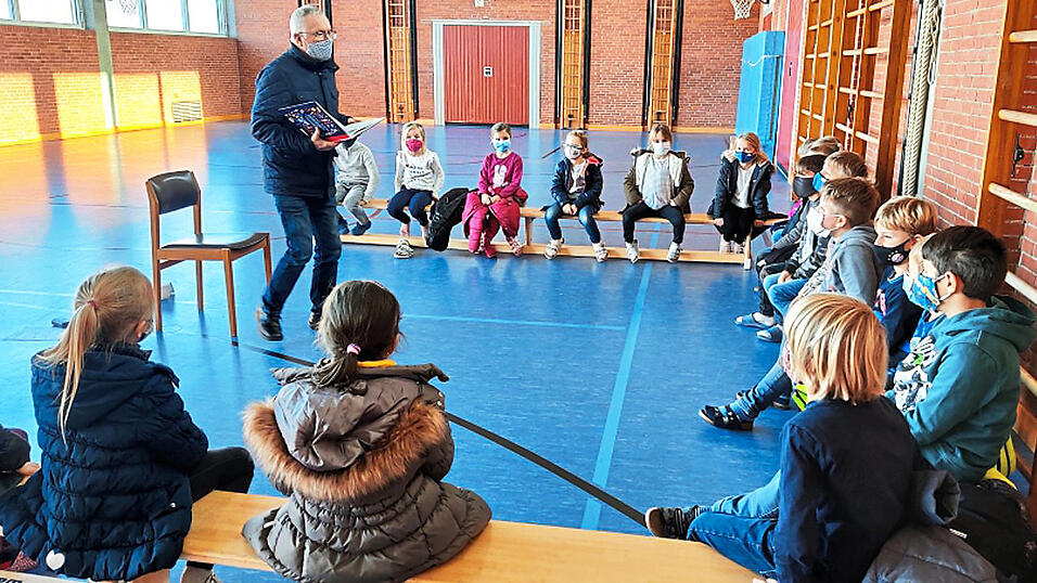 Ehemalige Lehrkräfte, hier Josef Gandorfer, haben den Kindern zum bundesweiten Vorlesetag lustige Geschichten vorgelesen. Ehemalige Lehrkräfte, hier Josef Gandorfer, haben den Kindern zum bundesweiten Vorlesetag lustige Geschichten vorgelesen.