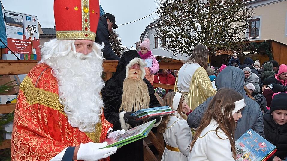 Der Nikolaus und seine Helfer beschenken rund 500 Kinder.