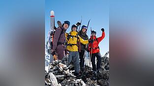 Die vier Freunde auf dem Sochai - diesen Namen haben sie dem noch unbenannten Gipfel gegeben.