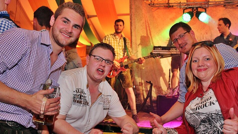 Die Fr&uuml;hjahrsdult 2017 in Landshut neigt sich dem Ende entgegen. Grund genug, noch einmal richtig in den Bierzelten zu feiern - abgerundet vom traditionellen Feuerwerk.