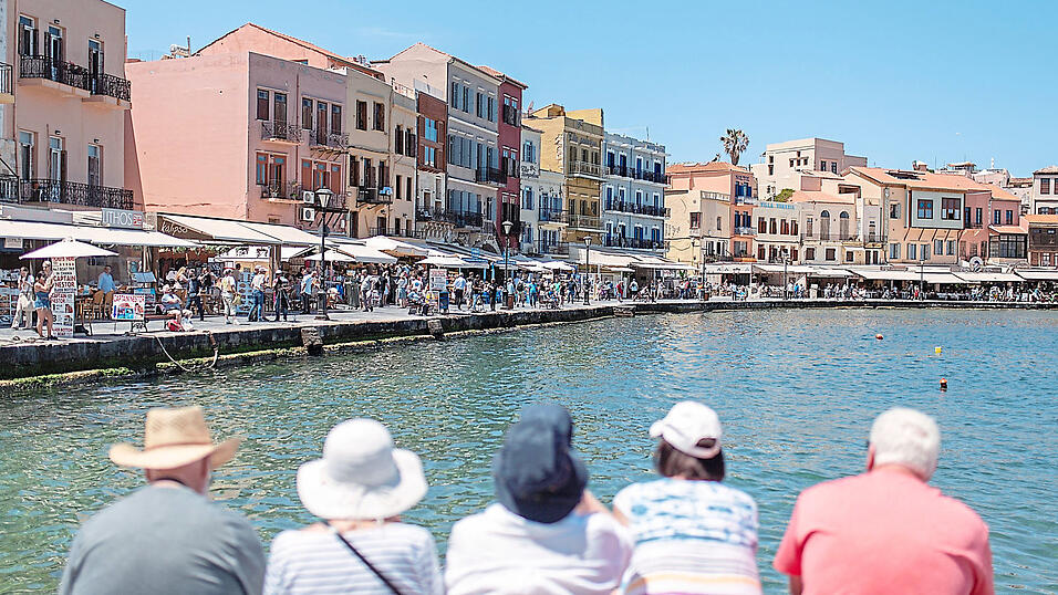 Touristen sitzen am alten Hafen von Chania auf Kreta. Griechenland z&auml;hlt bei den Straubingern zu den beliebtesten Reisezielen.