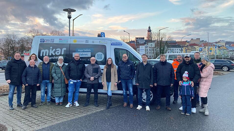 Der Neunsitzer mit den Chamer Firmenlogos parkt an der Quadfeldmühle. Zum Pressetermin sind neben Vertretern der Stadt auch einige der Sponsoren gekommen. Der Neunsitzer mit den Chamer Firmenlogos parkt an der Quadfeldmühle. Zum Pressetermin sind neben Vertretern der Stadt auch einige der Sponsoren gekommen.