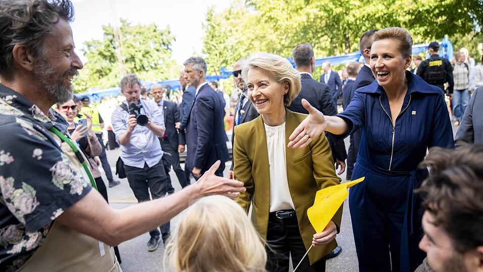 Dänemarks Ministerpräsidentin Mette Frederiksen (r.) und EU-Kommissionspräsidentin Ursula von der Leyen (M.) spazieren durch den Rathausgarten im Rathaus von Aarhus. Dänemarks Ministerpräsidentin Mette Frederiksen (r.) und EU-Kommissionspräsidentin Ursula von der Leyen (M.) spazieren durch den Rathausgarten im Rathaus von Aarhus.