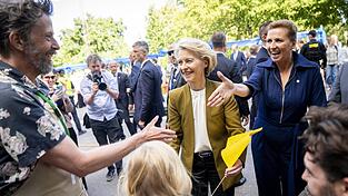 Dänemarks Ministerpräsidentin Mette Frederiksen (r.) und EU-Kommissionspräsidentin Ursula von der Leyen (M.) spazieren durch den Rathausgarten im Rathaus von Aarhus.