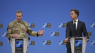 NATO-Generalsekretär Mark Rutte (rechts) und der Oberste Alliierte Befehlshaber Europa (SACEUR), General Alexus G. Grynkewich, sprechen zu den Medien im NATO-Hauptquartier.