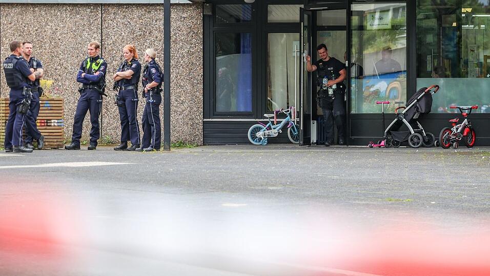 Der Bereich um den Tatort wurde weiträumig abgesperrt. Der Bereich um den Tatort wurde weiträumig abgesperrt.