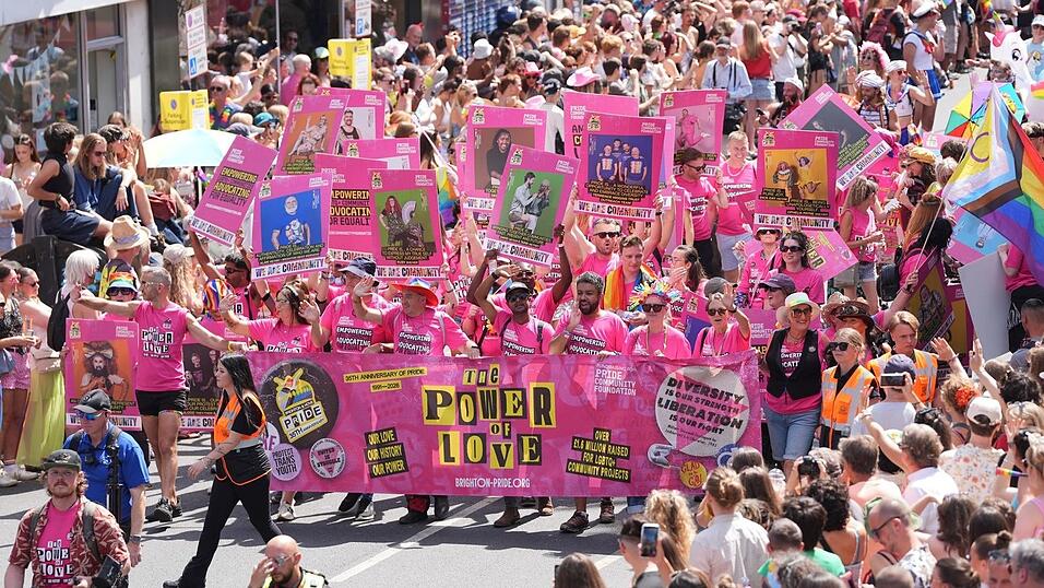 Viele tausend Menschen versammelten sich unter dem Motto «The Power of Love» auf den Straßen. Viele tausend Menschen versammelten sich unter dem Motto «The Power of Love» auf den Straßen.