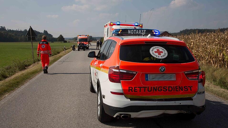 Ein Sanka fuhr am Samstag auf einen Notarztwagen auf, nachdem dieser stark bremste. Vier Rettungskräfte wurden leicht verletzt. Ein Sanka fuhr am Samstag auf einen Notarztwagen auf, nachdem dieser stark bremste. Vier Rettungskräfte wurden leicht verletzt.