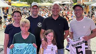 Christian Kirsch von Passion4IT mit Sohn Johannes Kirsch (Mitte), Kiwanis-Präsidentin Johanna Werner, Josef Piller von Kiwanis, Thomas Strohmeier mit dem Trikot von Thore Jacobsen und Vincent Pintaric mit dem Trikot von Marco Hiller Christian Kirsch von Passion4IT mit Sohn Johannes Kirsch (Mitte), Kiwanis-Präsidentin Johanna Werner, Josef Piller von Kiwanis, Thomas Strohmeier mit dem Trikot von Thore Jacobsen und Vincent Pintaric mit dem Trikot von Marco Hiller
