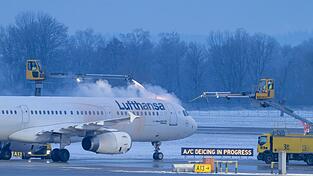 Wegen der starken Schneef&auml;lle ist der Flugbetrieb am Flughafen in M&uuml;nchen gest&ouml;rt (Archivbild).