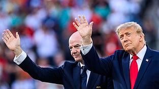 Gianni Infantino (l) soll Donald Trump um Hilfe gebeten haben. (Archivbild) Gianni Infantino (l) soll Donald Trump um Hilfe gebeten haben. (Archivbild)