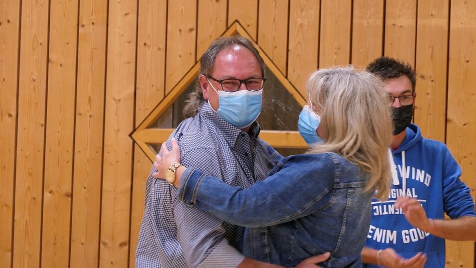 Der neue Bürgermeister Adolf Muhr jun. mit seiner Frau Manuela. Der neue Bürgermeister Adolf Muhr jun. mit seiner Frau Manuela.