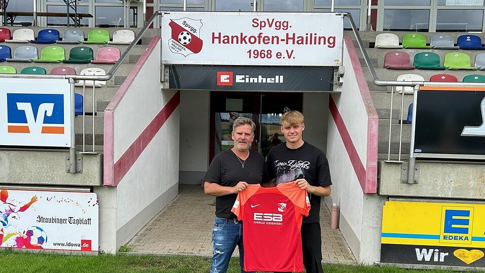 'Genau das, was wir brauchen', sagt Hankofens Sportlicher Leiter Richard Maierhofer (l.) über die Qualitäten von Neuzugang Benedikt Schwarzensteiner.
