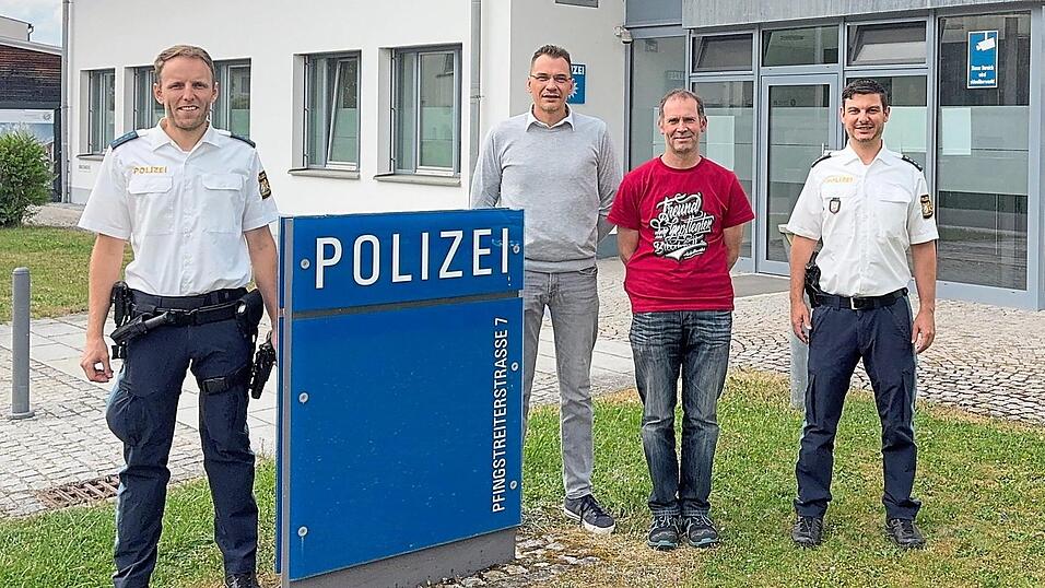 Polizeihauptmeister Christian Schreiner (l.) und Polizeihauptkommissar Thomas Schmidt (r.) dankten Wladimir Hammann (2.v.l.) und Josef Bielmeier f&uuml;r ihren Einsatz.