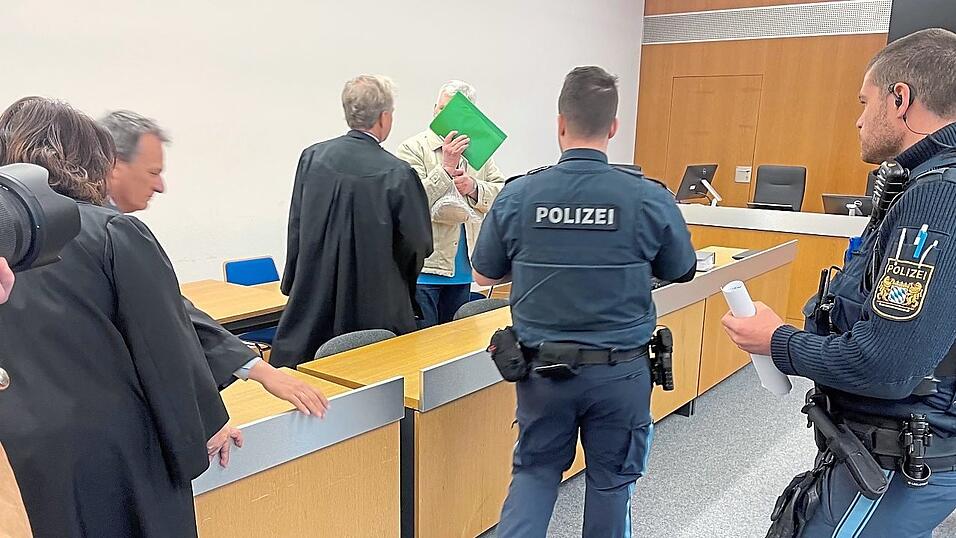 Der Angeklagte verbirgt sein Gesicht vor der Presse. Er wollte sich nicht zu den Vorw&uuml;rfen &auml;u&szlig;ern.