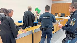 Der Angeklagte verbirgt sein Gesicht vor der Presse. Er wollte sich nicht zu den Vorwürfen äußern. Der Angeklagte verbirgt sein Gesicht vor der Presse. Er wollte sich nicht zu den Vorwürfen äußern.