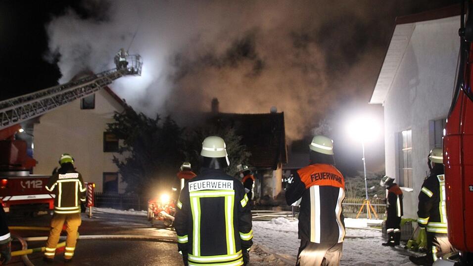 Im Laberweintinger Ortsteil Untergraßlfing ist es in der Nacht zu einem Brand gekommen. Im Laberweintinger Ortsteil Untergraßlfing ist es in der Nacht zu einem Brand gekommen.