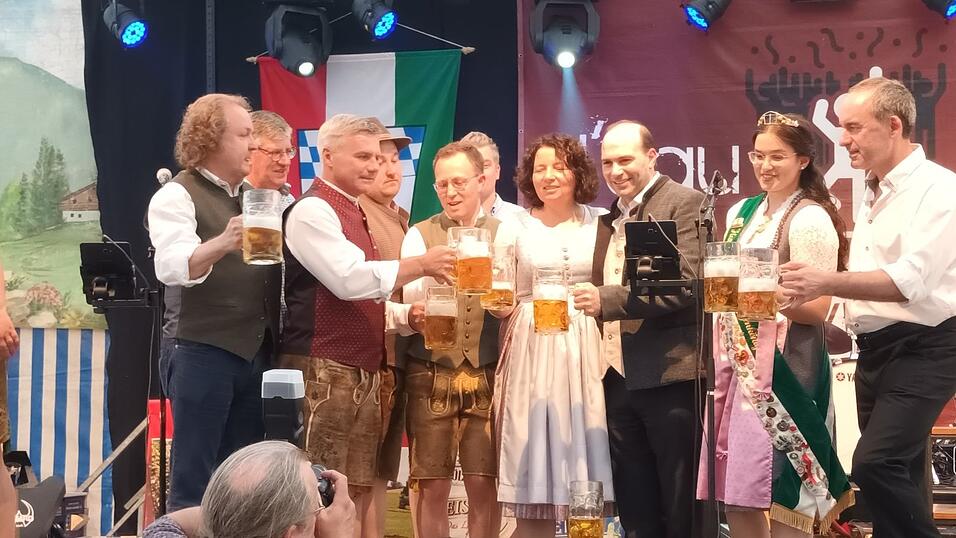 „O’zapft is!“ - da freute sich auch die politischen Prominenz.