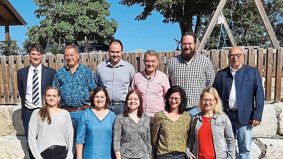Die anwesenden Geehrten, flankiert von den Vorsitzenden Markus Schwertl (links) und Jakob Rottmaier (rechts).