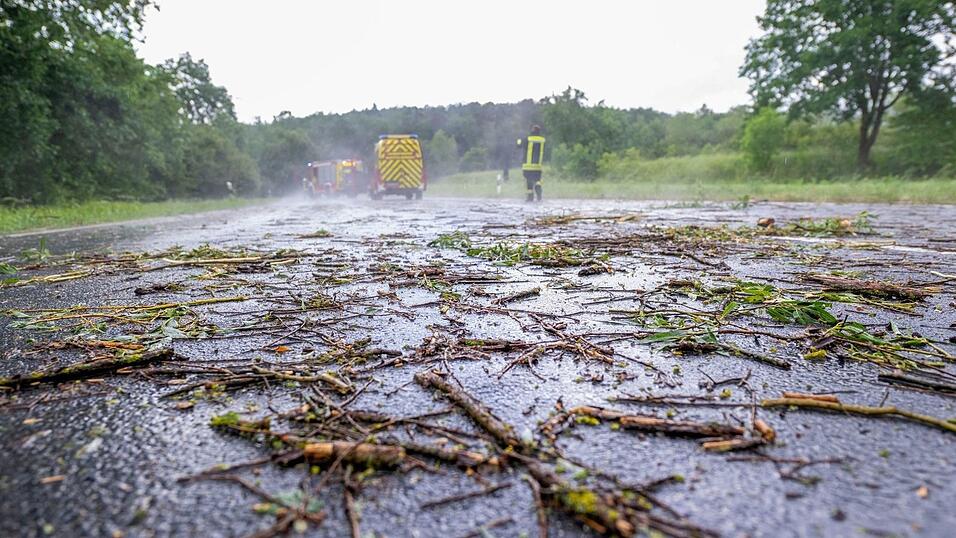 Auf manchen Straßen ist wegen Nässe und abgestürzten Geästs Vorsicht geboten. Auf manchen Straßen ist wegen Nässe und abgestürzten Geästs Vorsicht geboten.