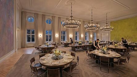Edel, aber ohne Pomp und &bdquo;Bling-Bling&ldquo;: So stellt sich das Team von Henn den Gro&szlig;en Saal im sanierten Schloss Bellevue vor.