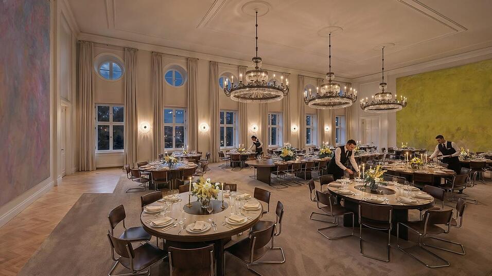 Edel, aber ohne Pomp und „Bling-Bling“: So stellt sich das Team von Henn den Großen Saal im sanierten Schloss Bellevue vor. Edel, aber ohne Pomp und „Bling-Bling“: So stellt sich das Team von Henn den Großen Saal im sanierten Schloss Bellevue vor.