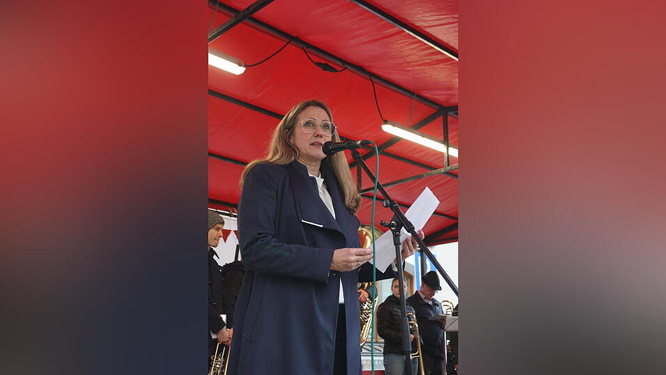 Privatleute sowie Vertreter von Kirchen und Vereinen waren mit dabei.&nbsp;