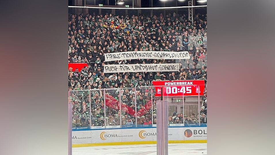 Solidarität für den Erzrivalen. Bei letzten Derby in Rosenheim forderten einheimische Fans eine 'faire' Preisgestaltung. Solidarität für den Erzrivalen. Bei letzten Derby in Rosenheim forderten einheimische Fans eine 'faire' Preisgestaltung.
