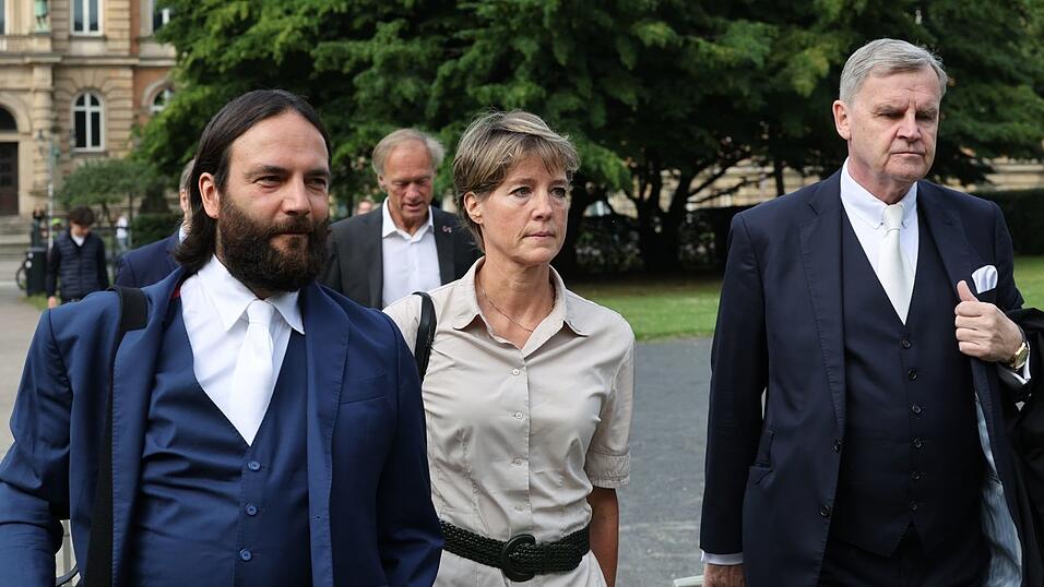 Christina Block kommt am zweiten Prozesstag mit ihren Verteidigern zum Landgericht. Christina Block kommt am zweiten Prozesstag mit ihren Verteidigern zum Landgericht.