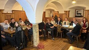 Bei der Wahlversammlung beim Lindnerbr&auml;u stellten die Kandidaten ihre Ziele und Ideen vor.