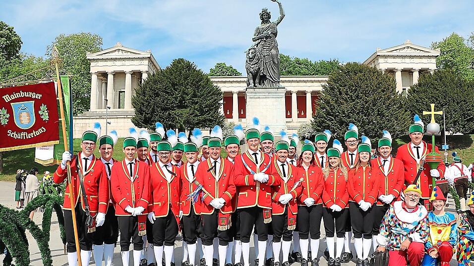 Gruppenbild mit Einmaligkeitswert: Die Mainburger Schäffler haben die Einladung nach München sichtlich genossen. Gruppenbild mit Einmaligkeitswert: Die Mainburger Schäffler haben die Einladung nach München sichtlich genossen.